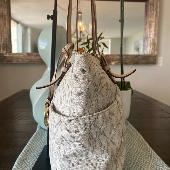 Michael Kors Signature Tote & Wallet Set(White) w/Gold Hardware - Picture 4 of 11